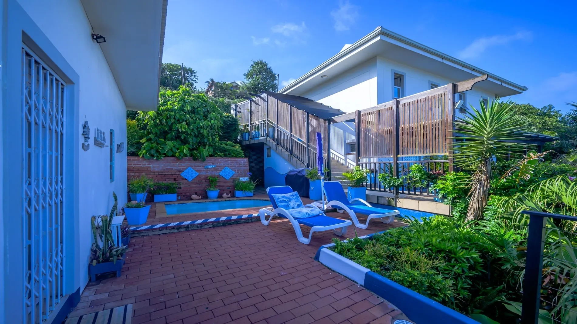 Exterior photo 6