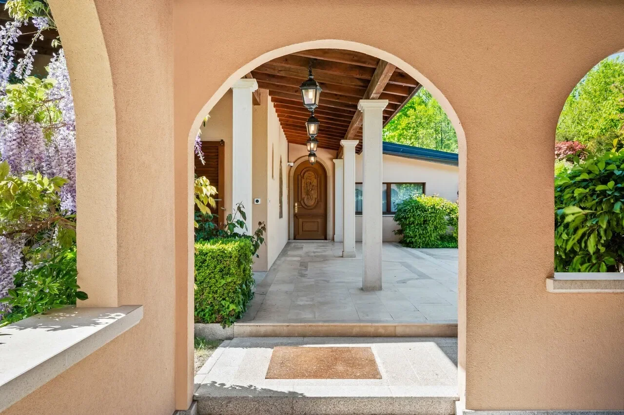 Exterior photo 6
