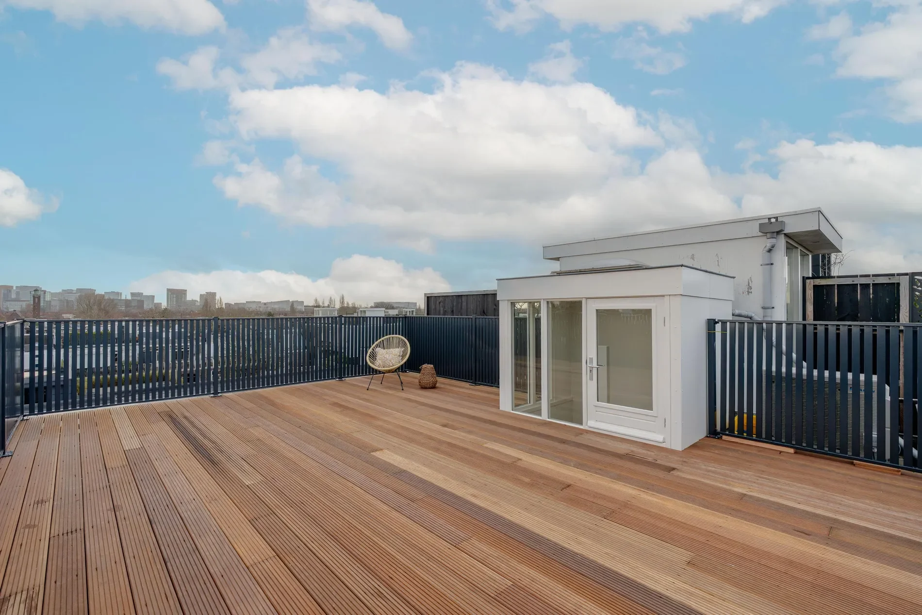 Exterior photo 1