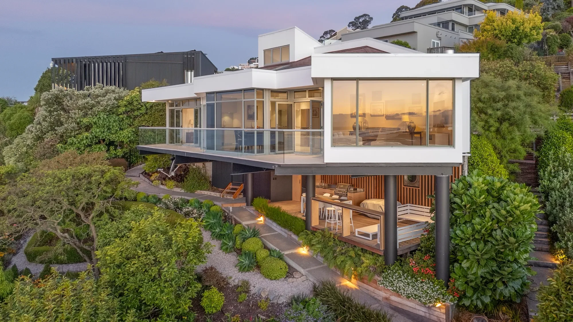 Exterior photo 6