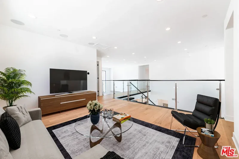 11770 N Hillsborough Lane, Los Angeles, California, United States. - Photo 24