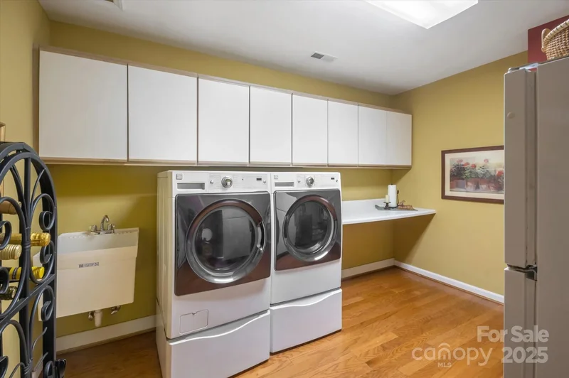 2240 E Cumming Woods Lane, Hendersonville, NC 28739, Laurel Park, North Carolina, United States. - Photo 34