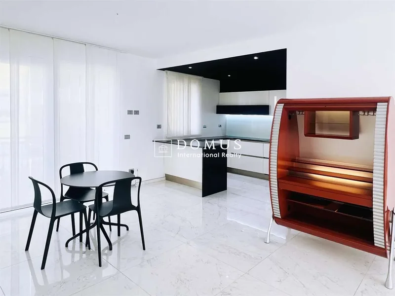 Apartment in prestigious lakefront residence