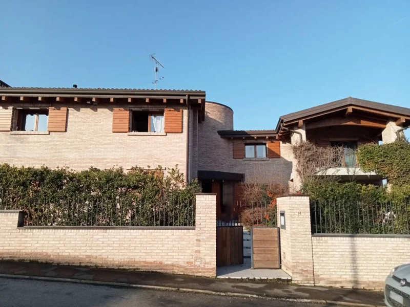 VILLA WITH FOUR BEDROOMS AND FOUR BATHROOMS