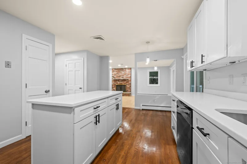 7 Woodmont Road, Avon, Connecticut, United States. - Photo 5
