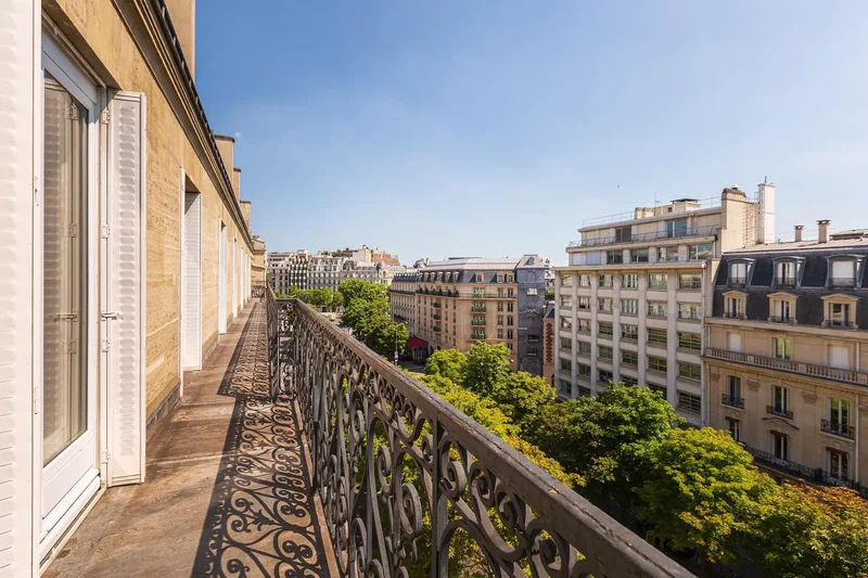 Paris 8th Golden Triangle / Avenue George V