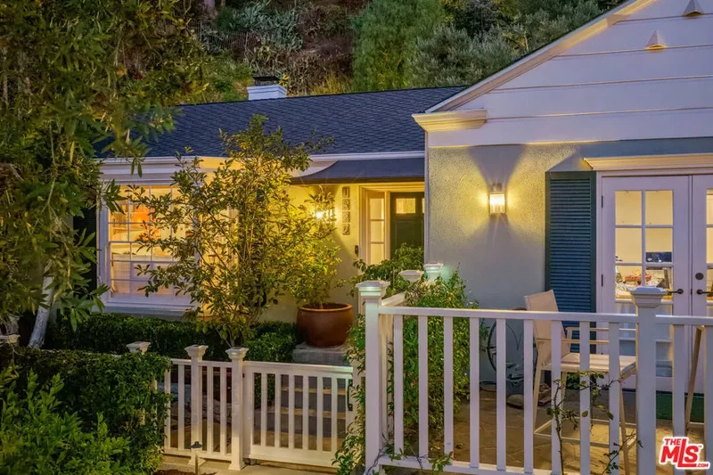 1528 Forest Knoll Drive, Los Angeles, California, United States. - Photo 6