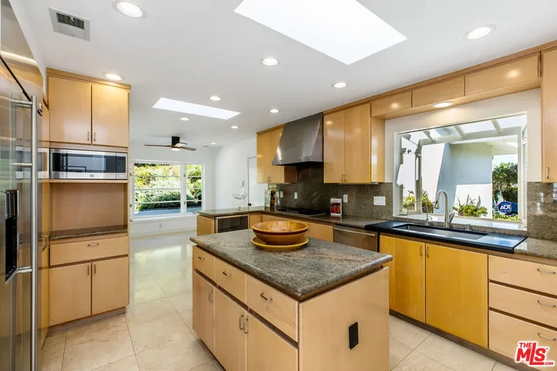 341 Surfview Drive, Los Angeles, California, United States. - Photo 12