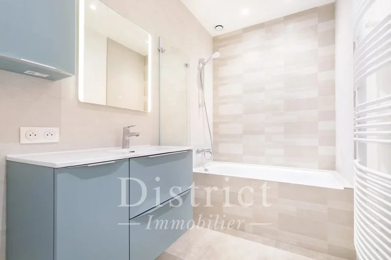 Golden Triangle. Between Marceau and Pierre 1er de Serbie. Large 143m² 5-room apartment.