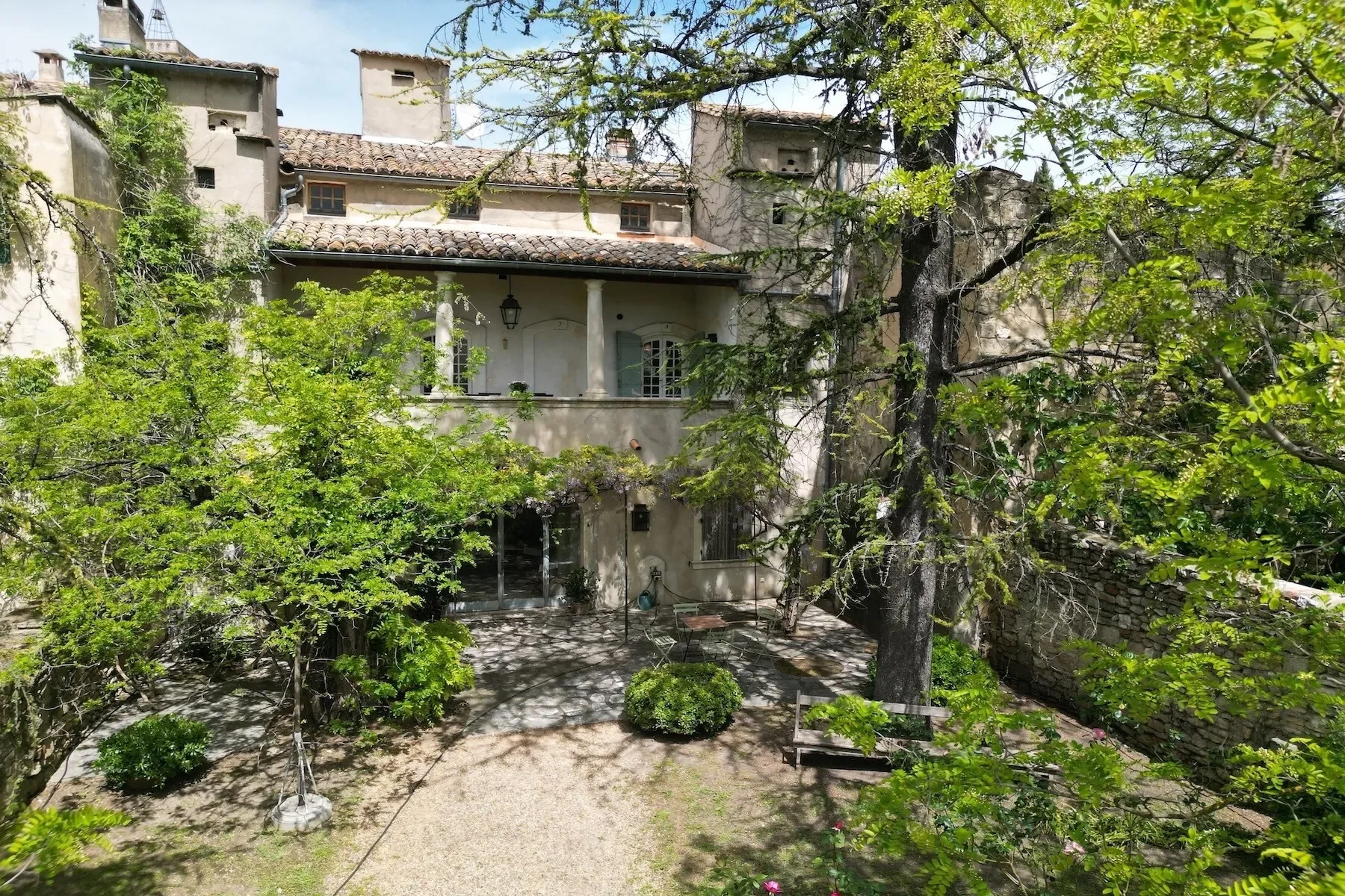 Exterior photo 3