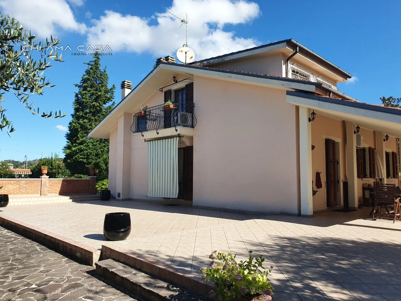 Exterior photo 6