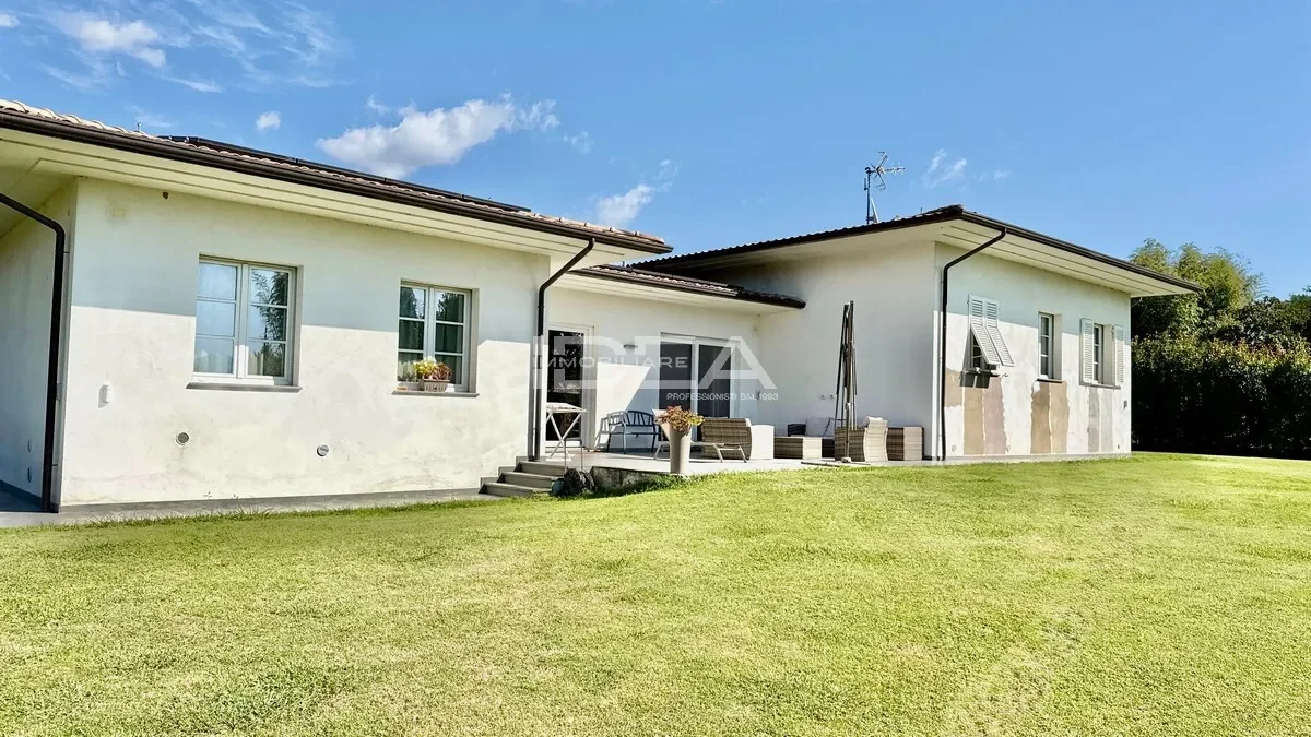 Exterior photo 3