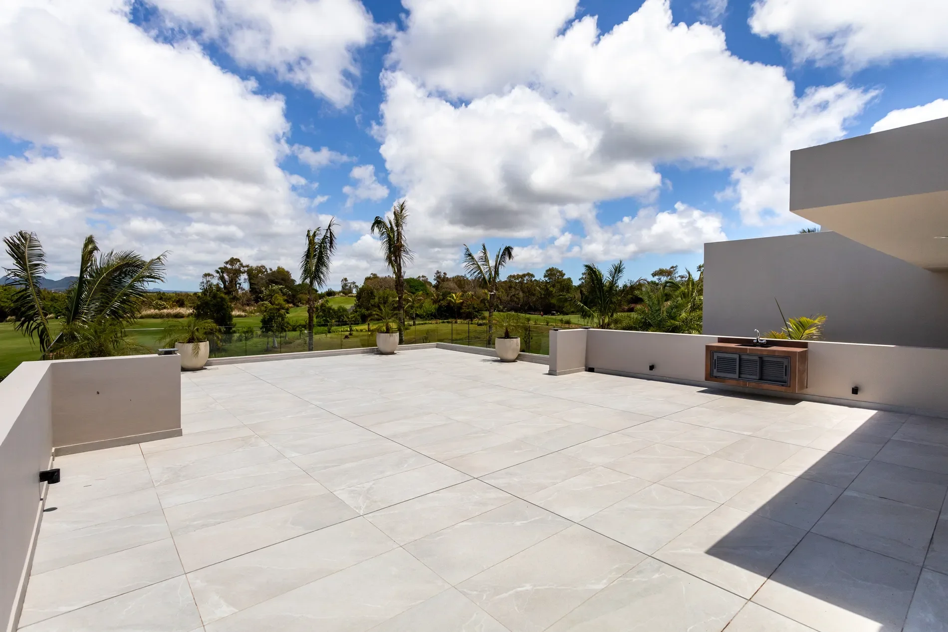 Exterior photo 4
