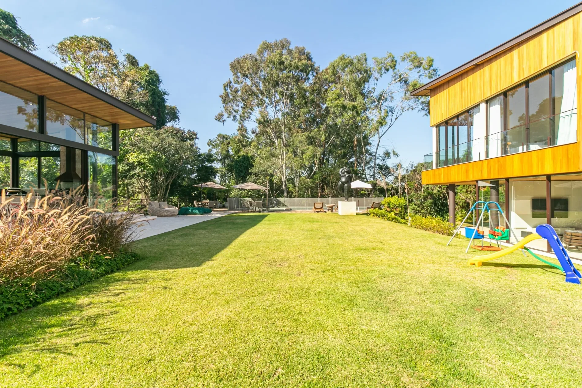 Exterior photo 4