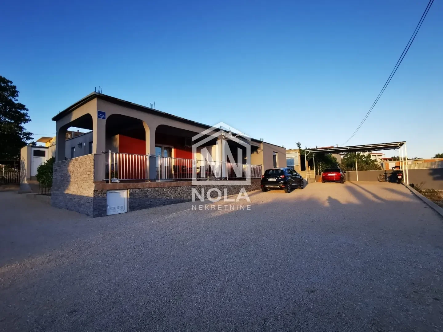 Exterior photo 2