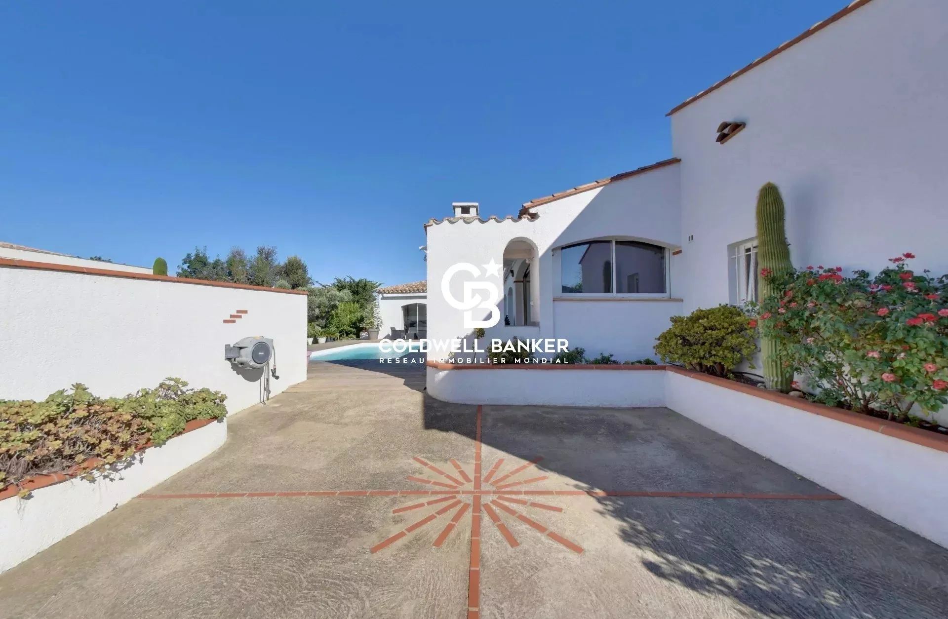 Exterior photo 3
