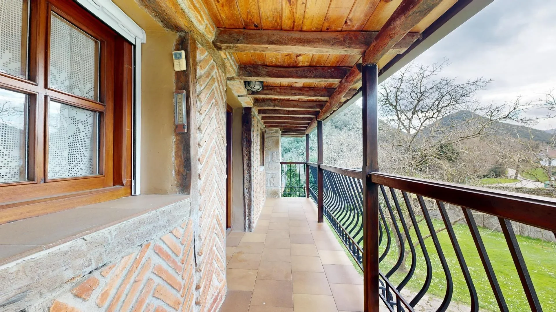 Exterior photo 5