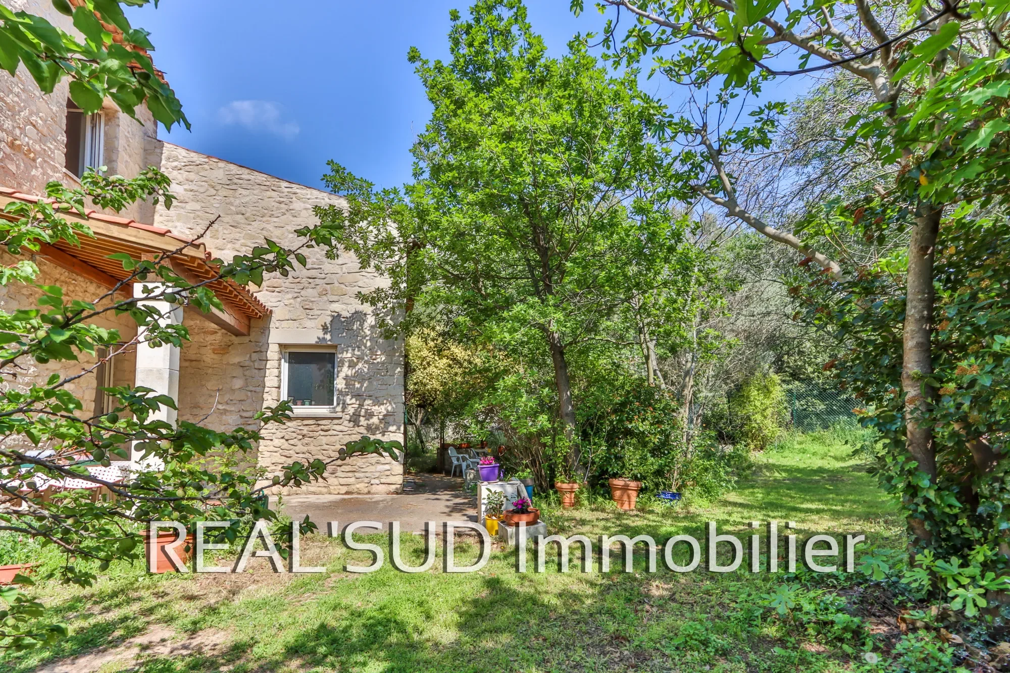 Exterior photo 3
