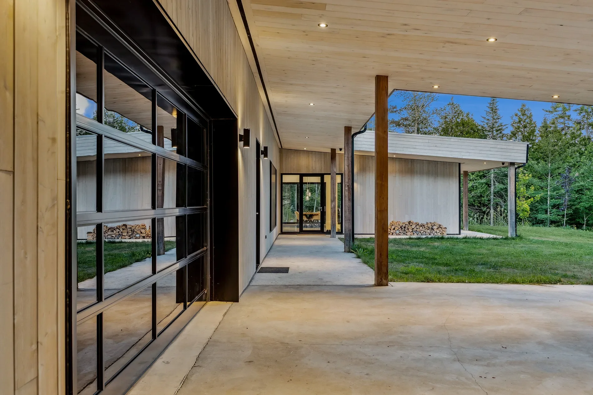 Exterior photo 6
