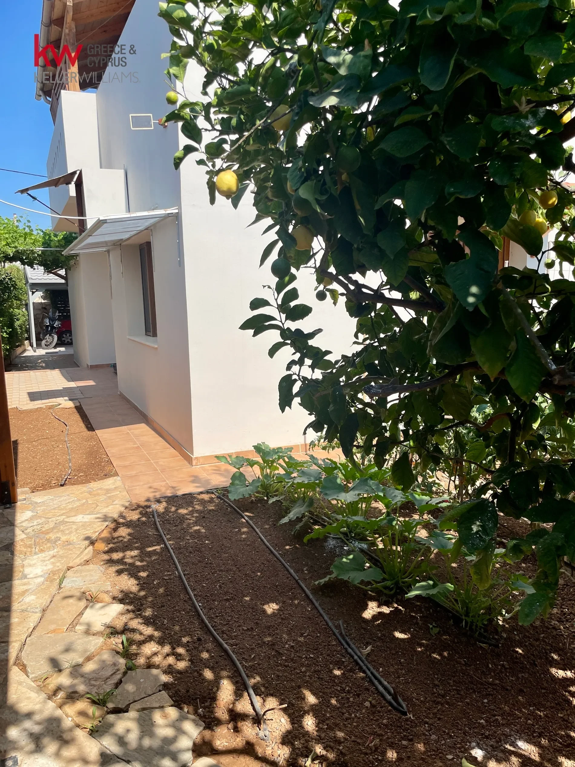 Exterior photo 3