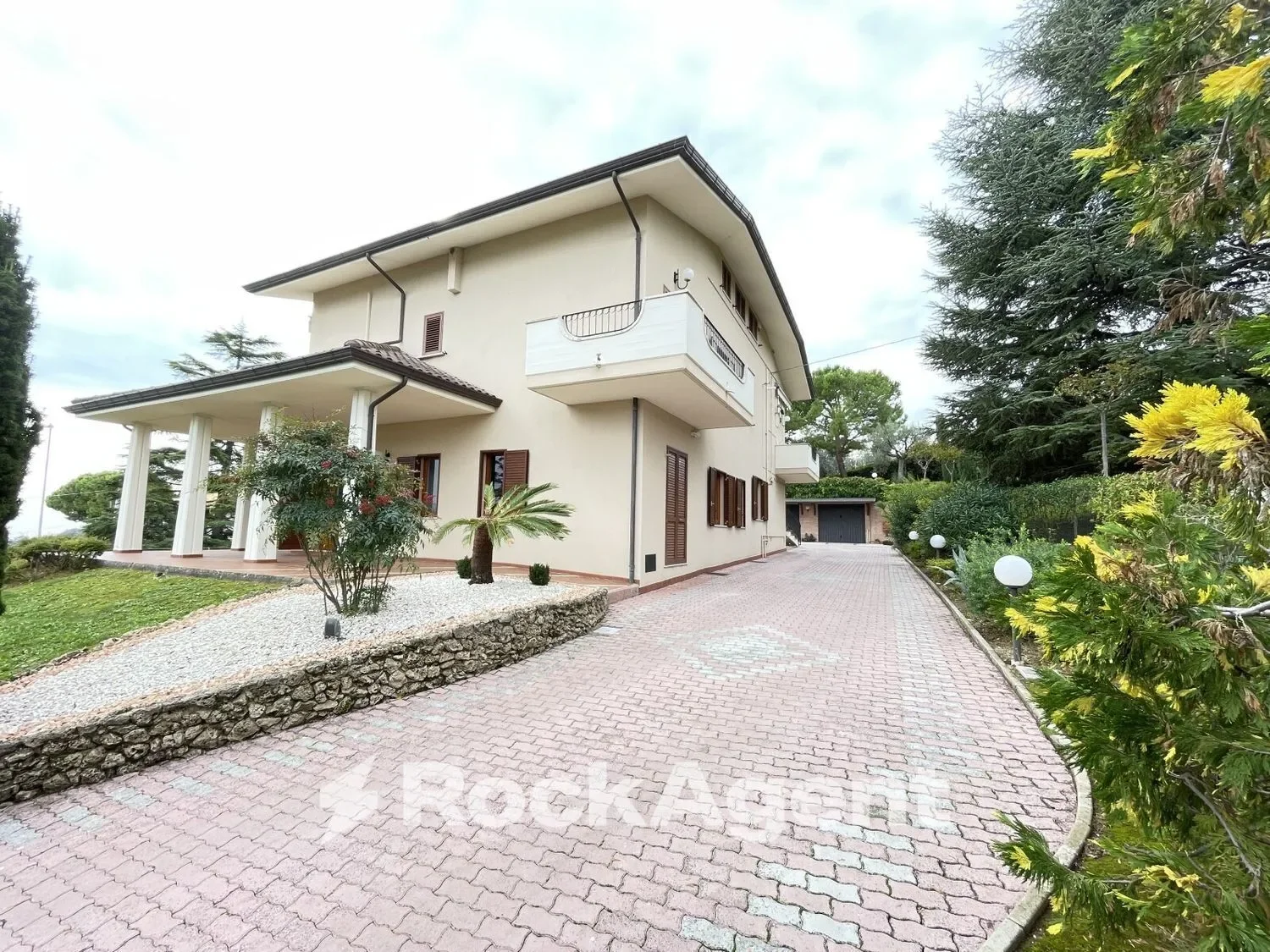 Exterior photo 4