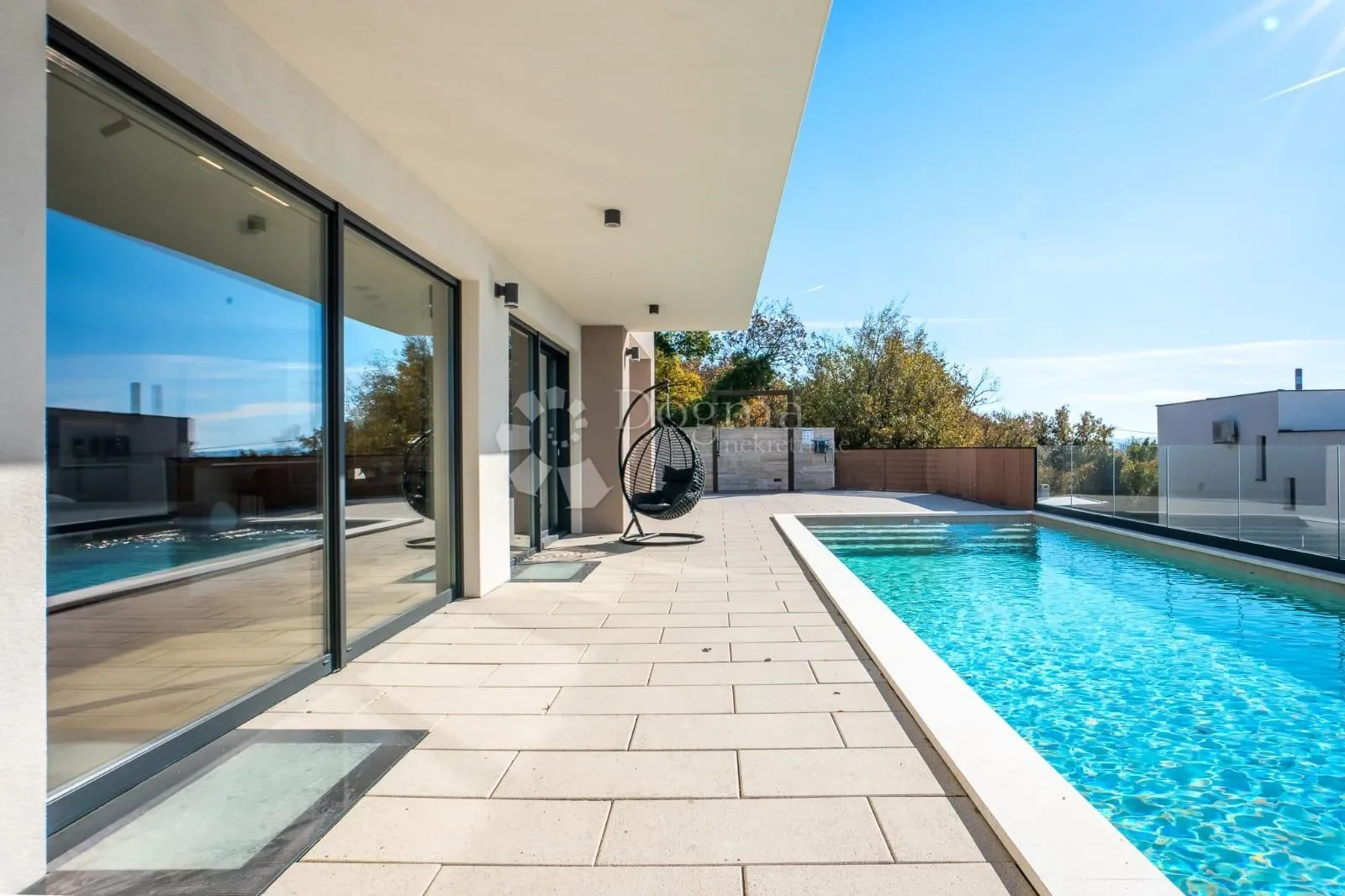 Exterior photo 7