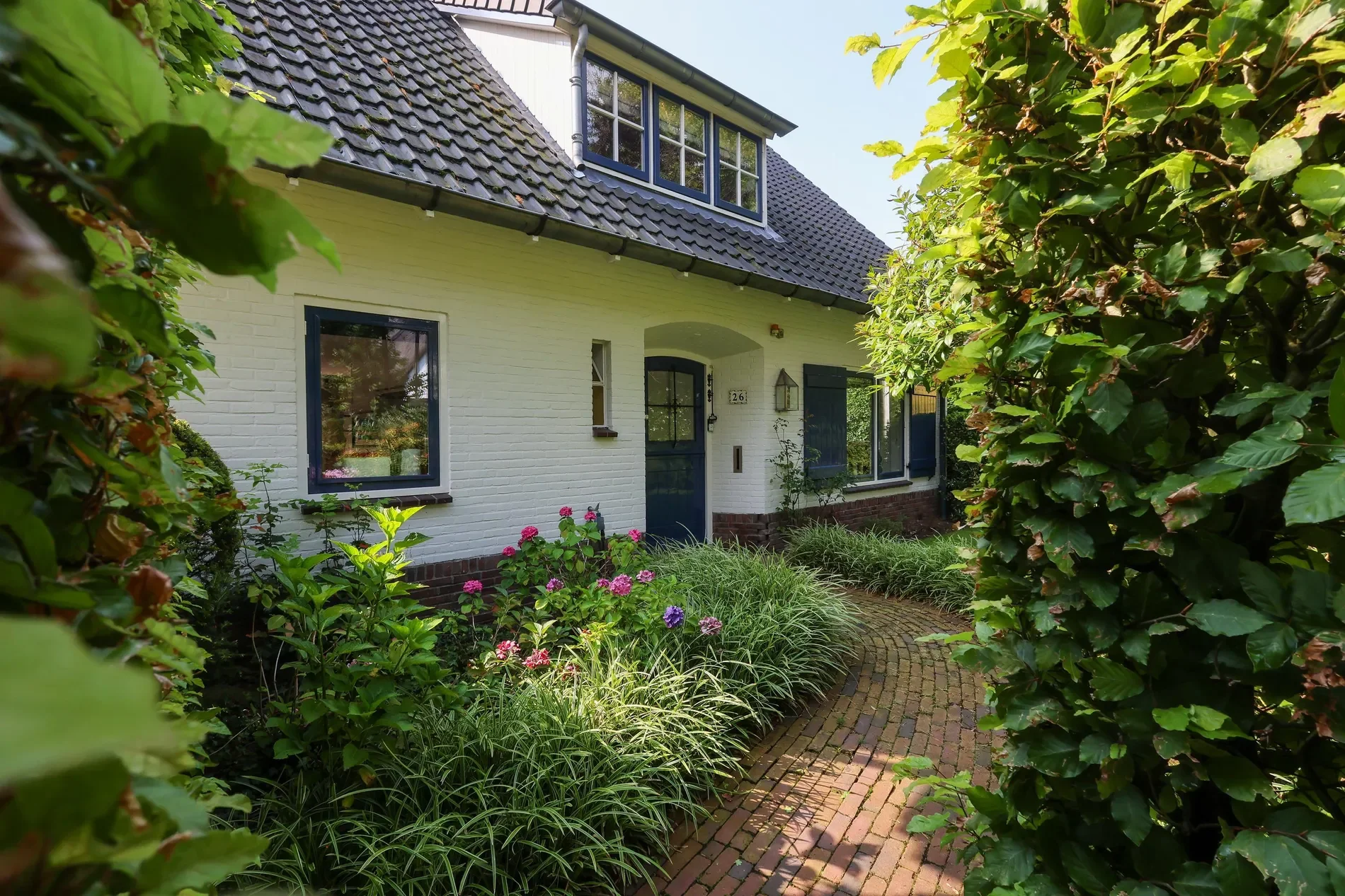 Exterior photo 1