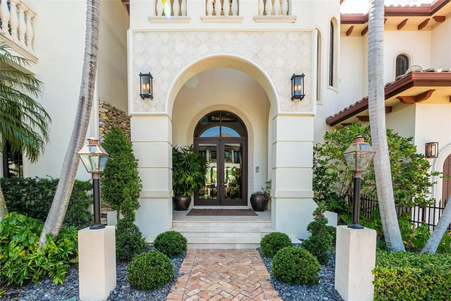 Exterior photo 4