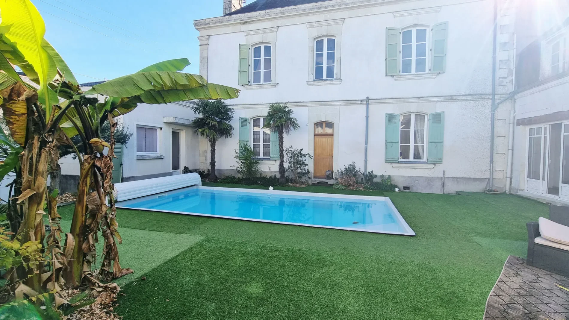 Exterior photo 1