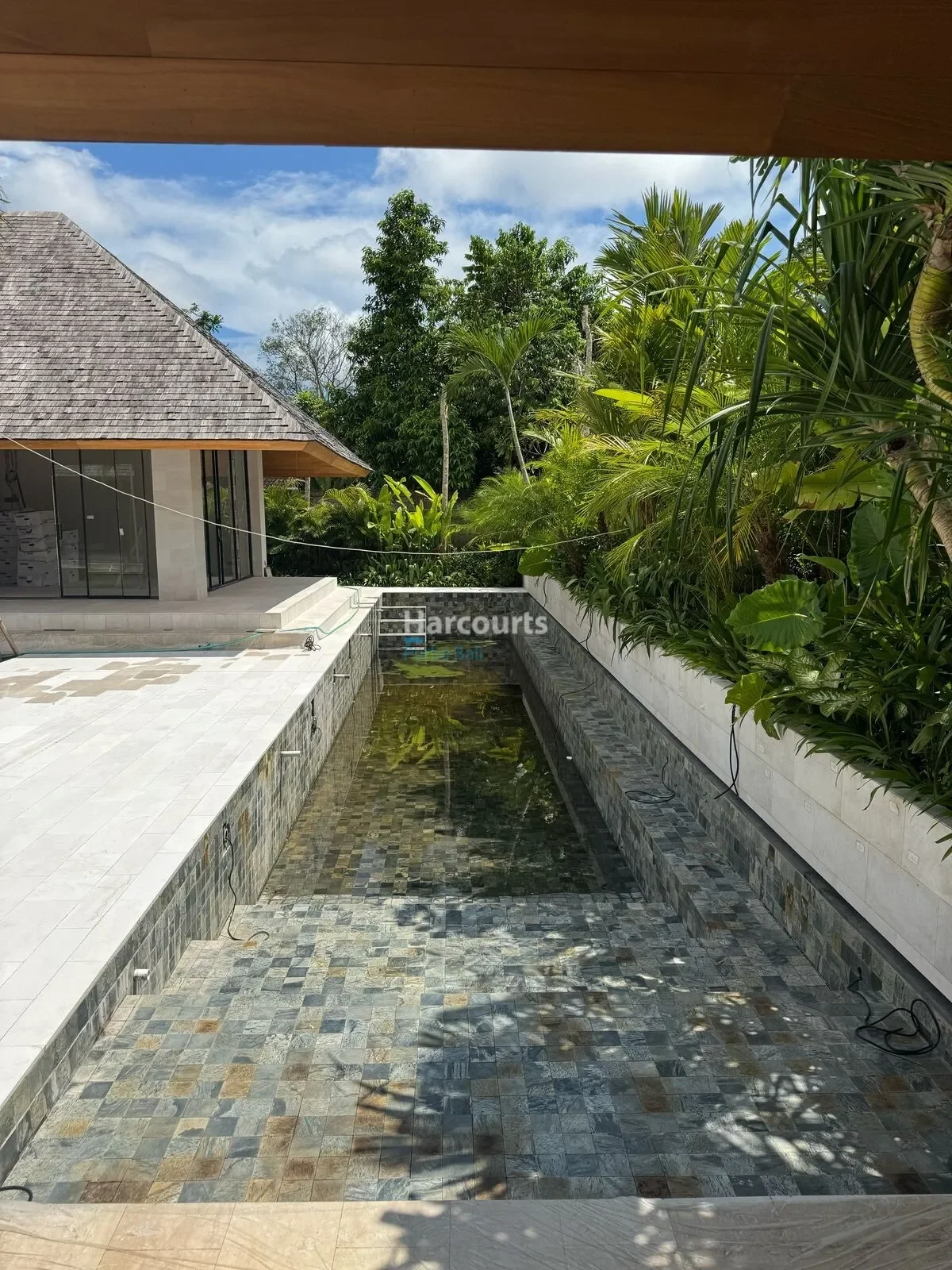 Exterior photo 5