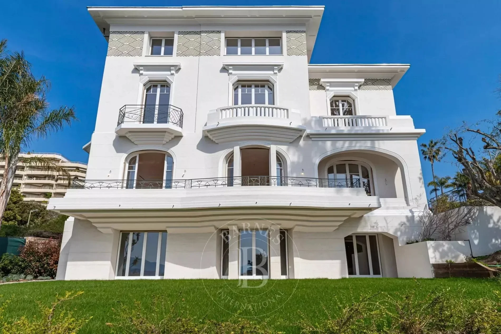 Exterior photo 3