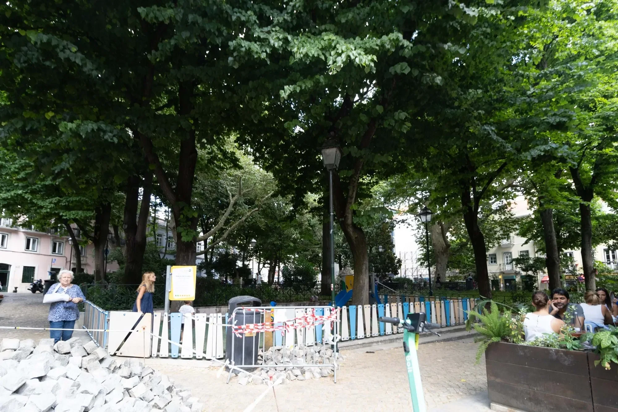 Praça das Flores (Mercês), Lisboa, Misericordia, Lisbon, Portugal. - Photo 7