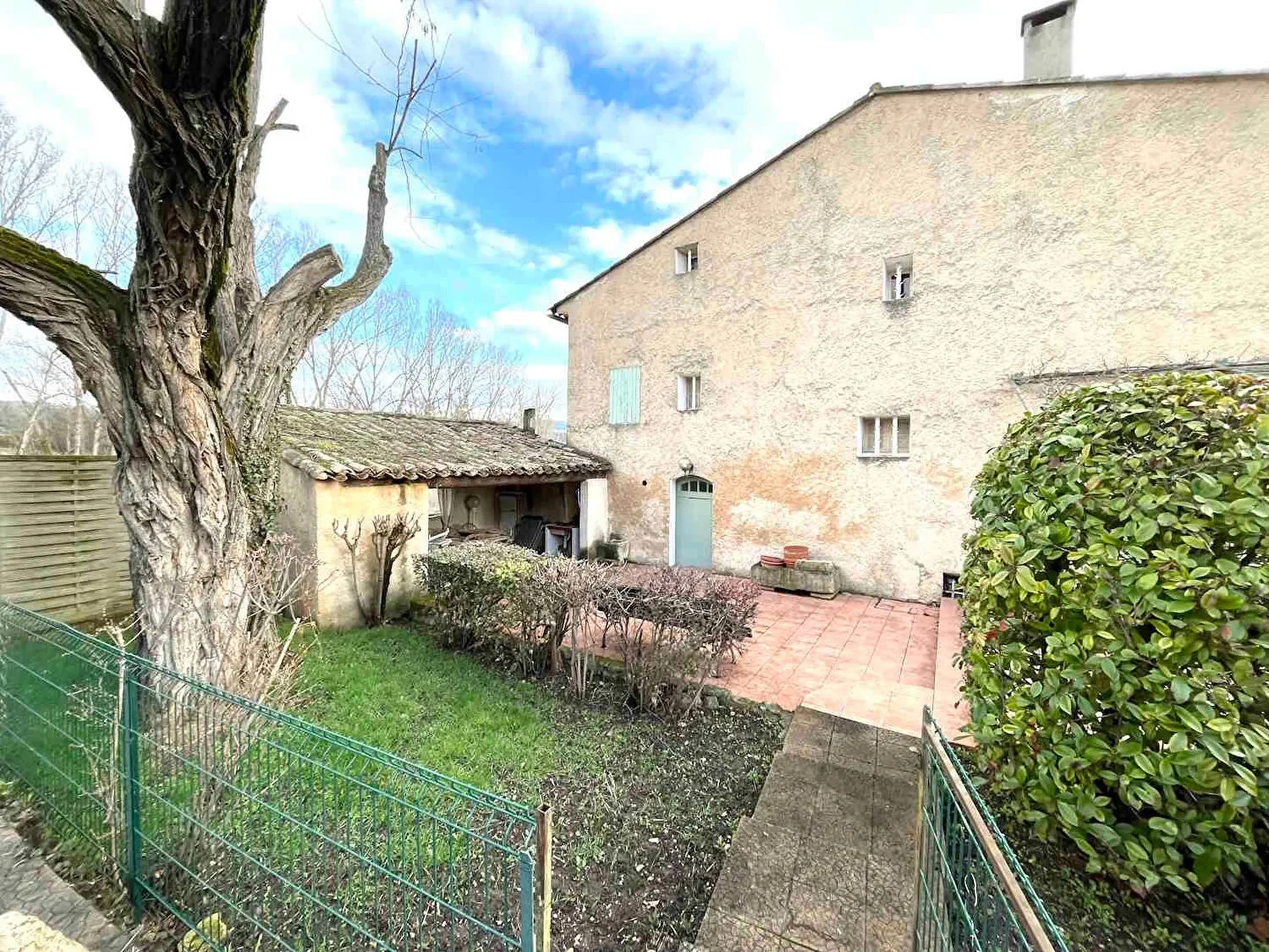 Exterior photo 5