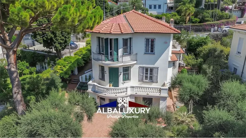 Prestigious English-Style Villa with Sea View in Bordighera