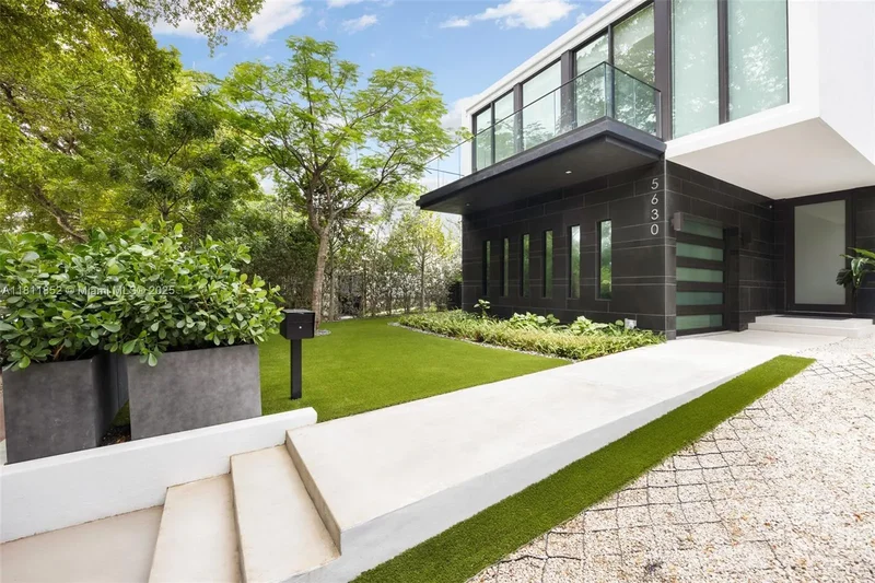 5630 Pine Tree Dr, Miami Beach, Florida, United States. - Photo 3