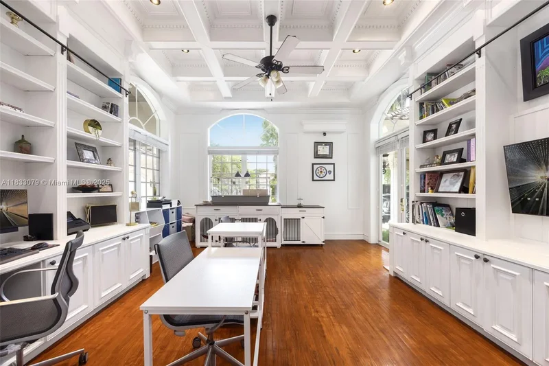 Single Family Residence in Pinecrest