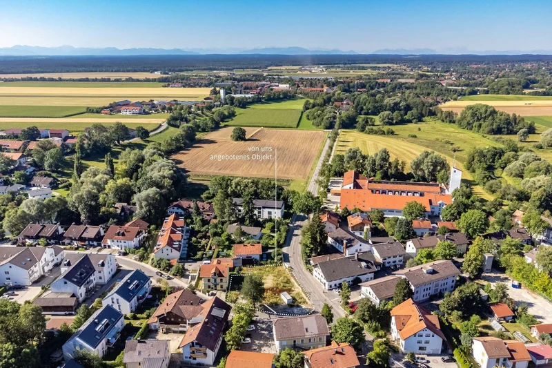 Top location in the center of the village: Plot of 1,181 m² with approved development.