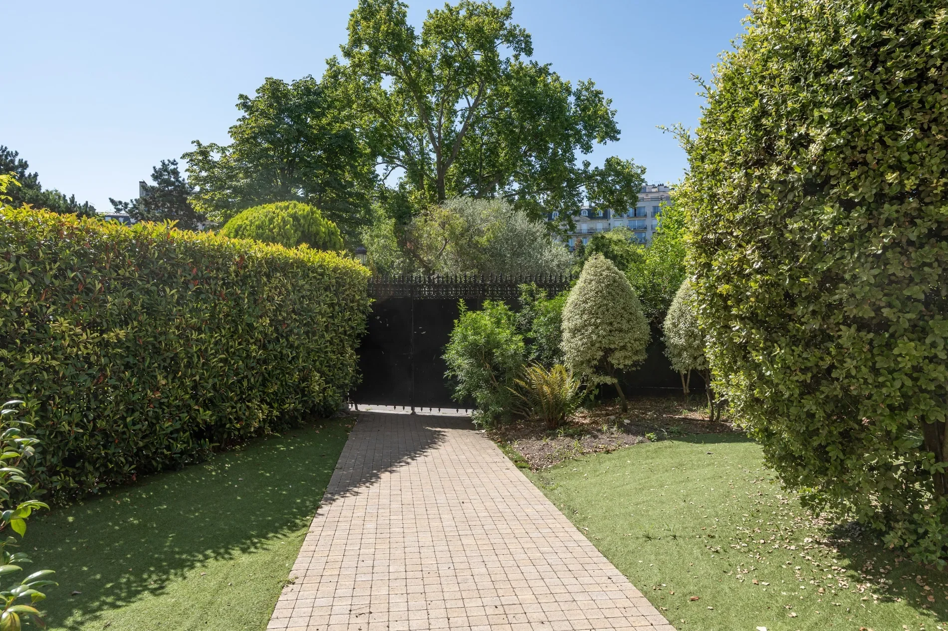 Exterior photo 2