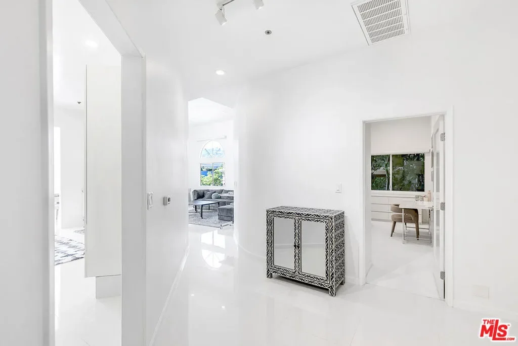 840 N Croft Avenue 301, Los Angeles, California, United States. - Photo 22