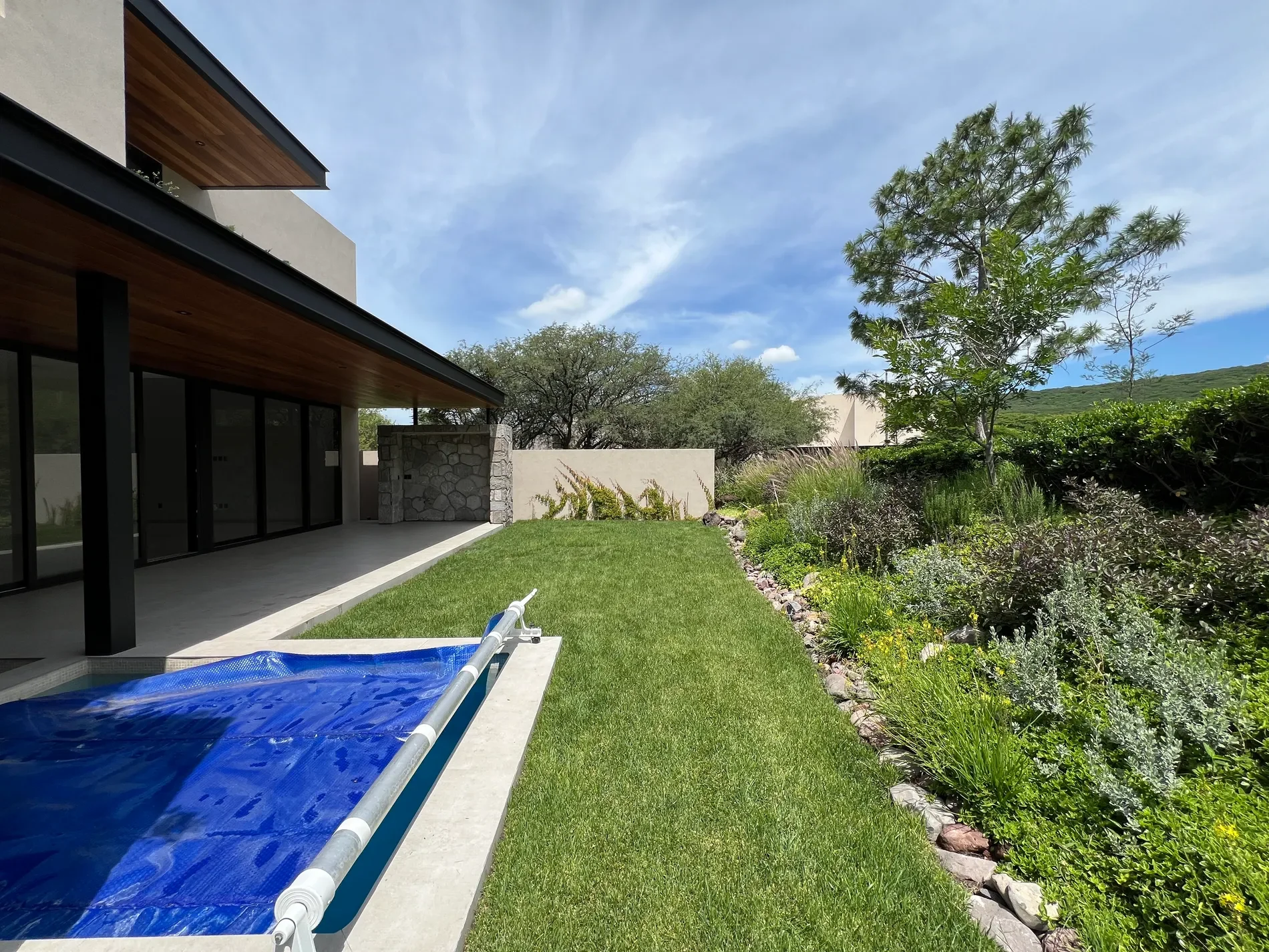 Exterior photo 4