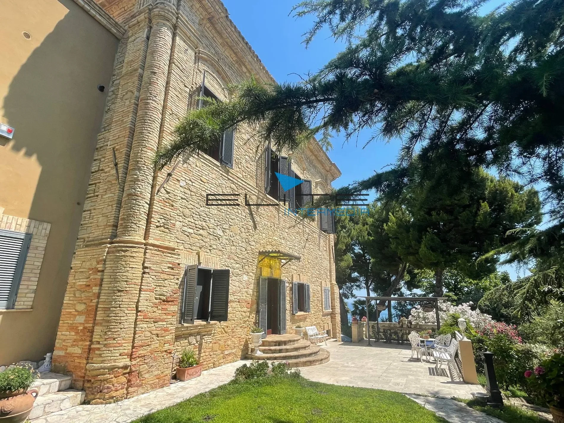 Exterior photo 2