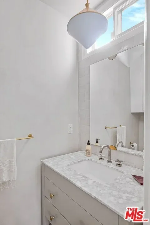 8210 Willoughby Avenue, Los Angeles, California, United States. - Photo 17