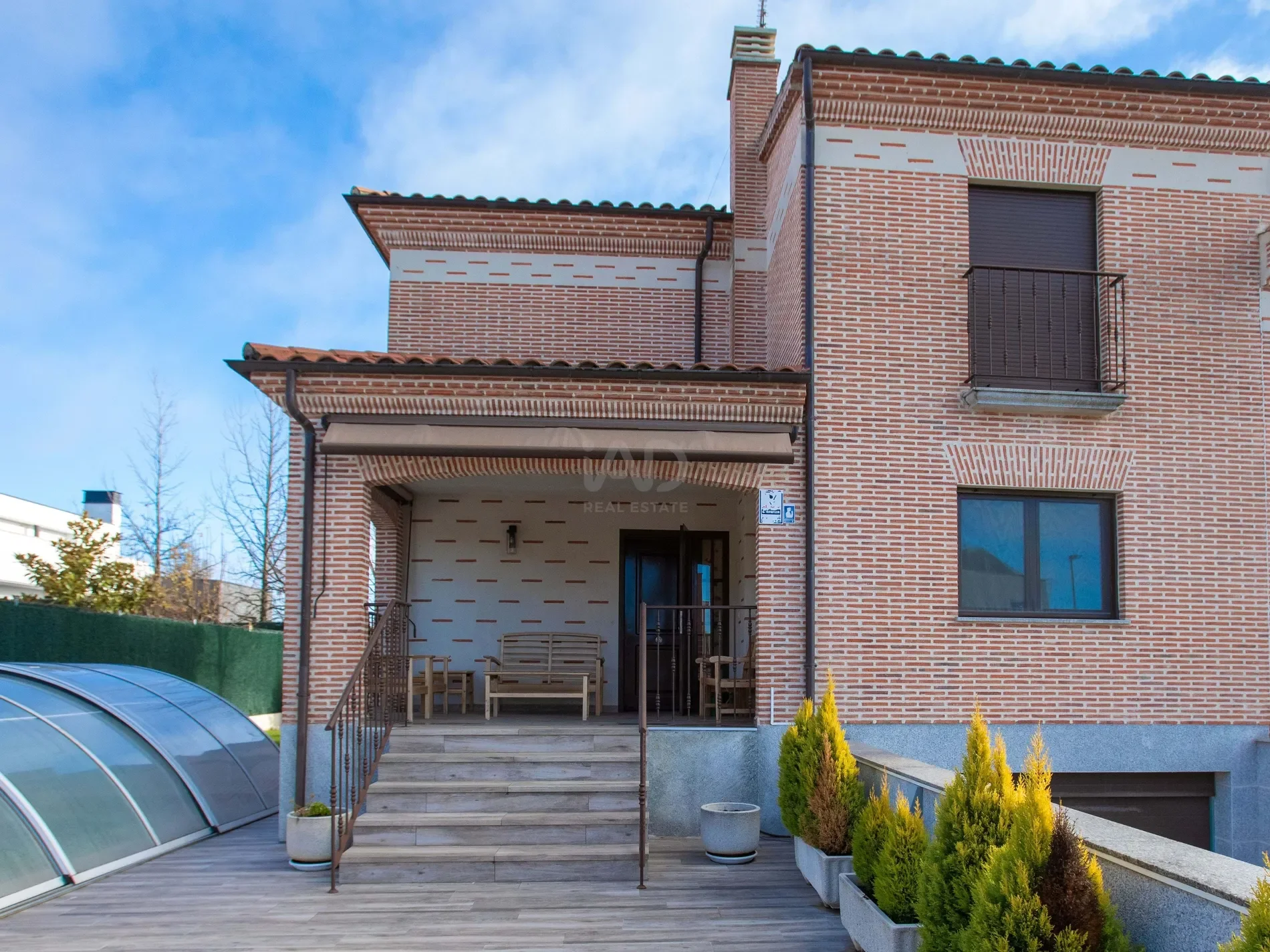 Exterior photo 1
