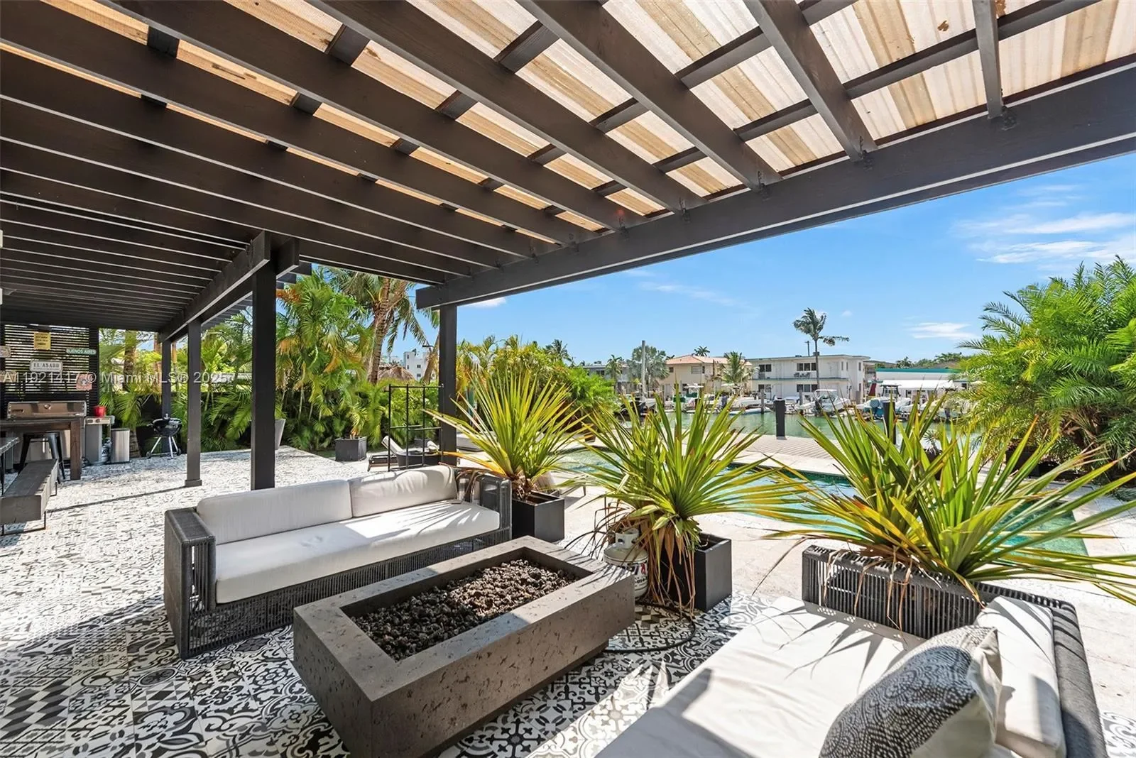 970 S Shore Dr, Miami Beach, Florida, United States. - Photo 2
