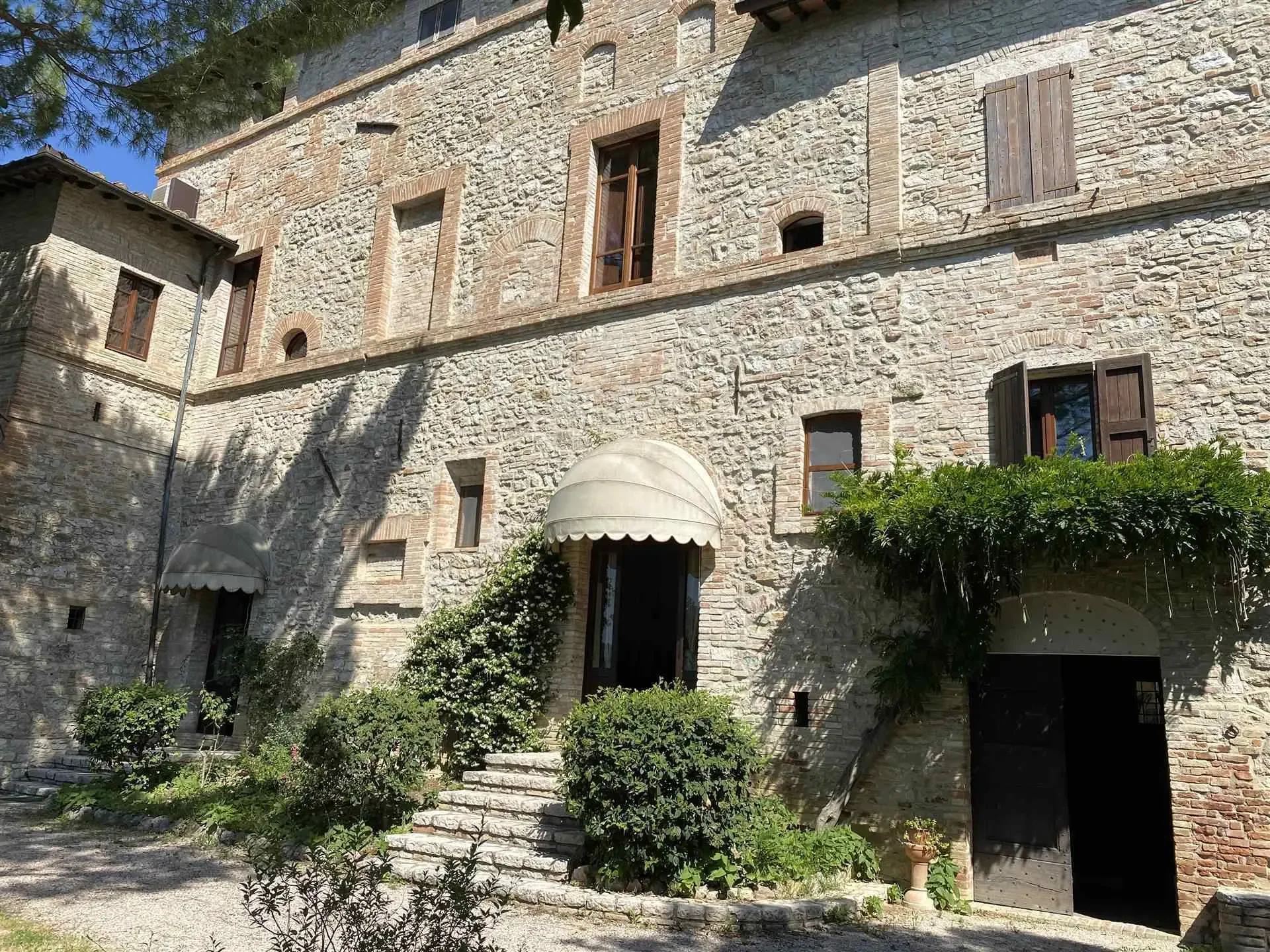 Exterior photo 2