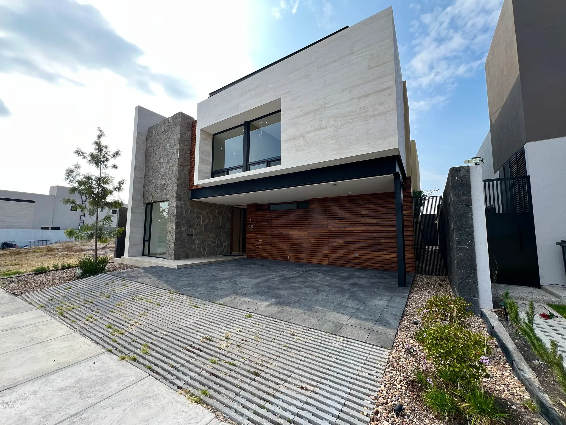 Exterior photo 2