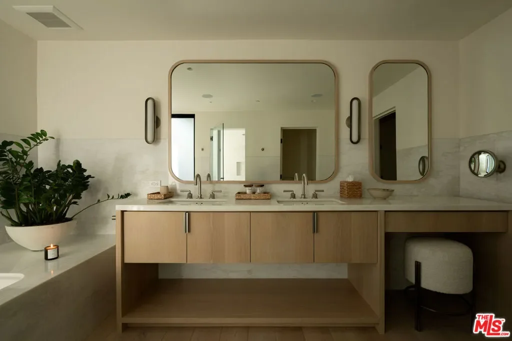 120 N Hart Avenue, Santa Monica, California, United States. - Photo 8