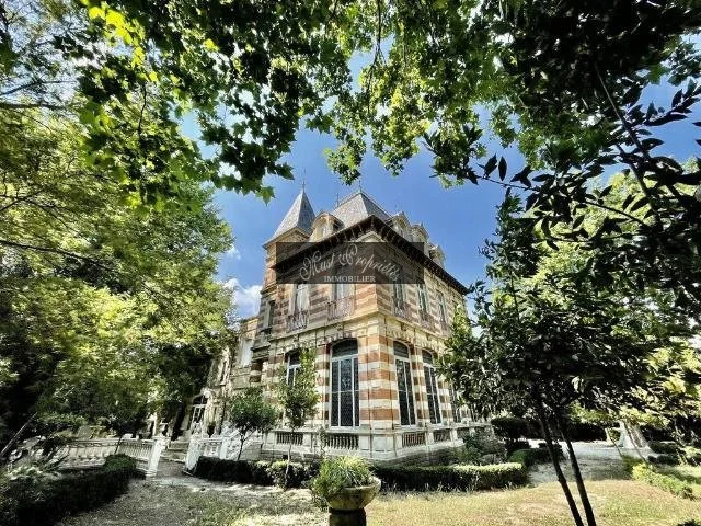 10 MINUTES FROM THE BEACHES - STUNNING CASTLE 1000 m2 ON 4.5 HECTARES.