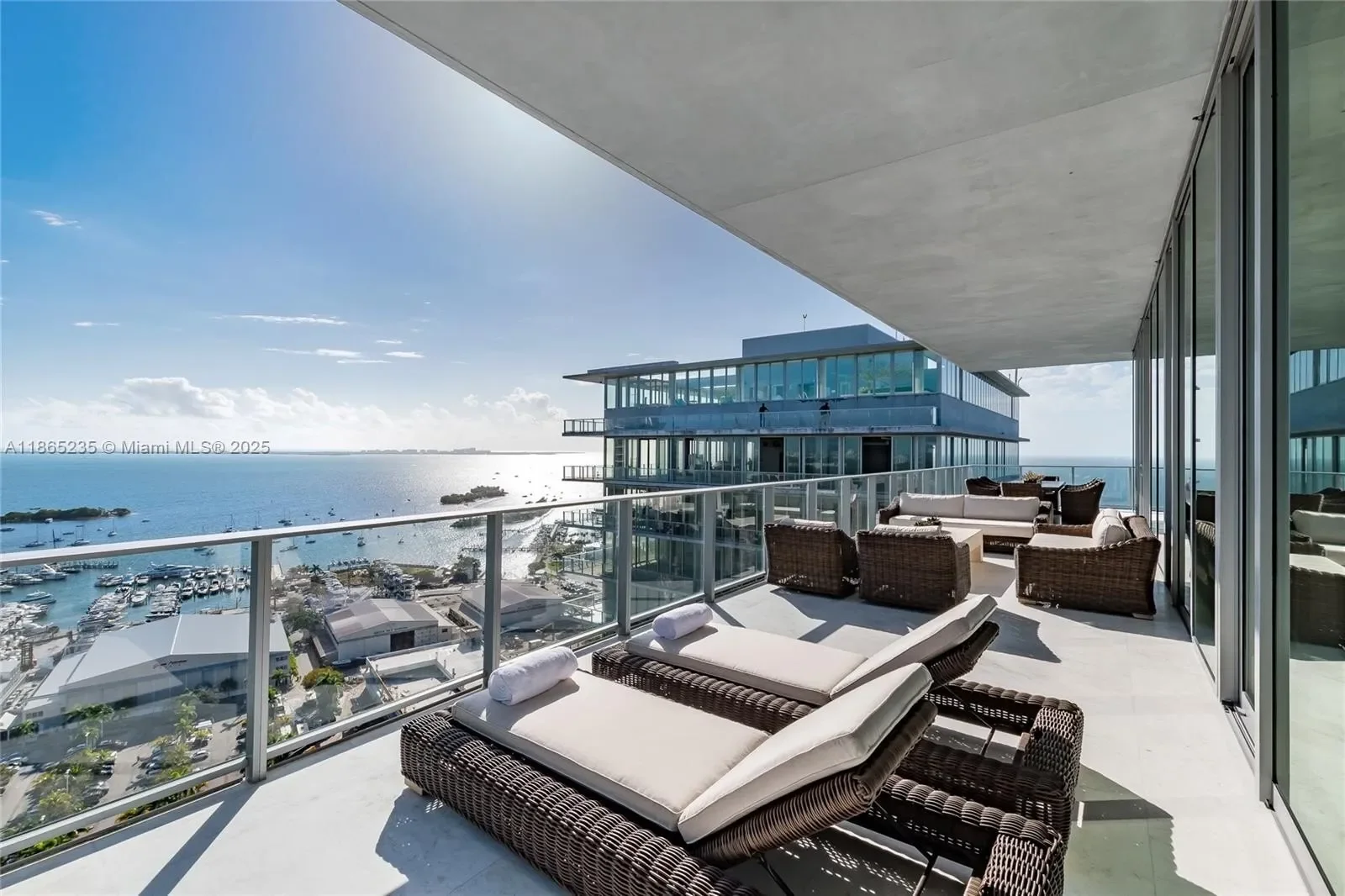 Exterior photo 3