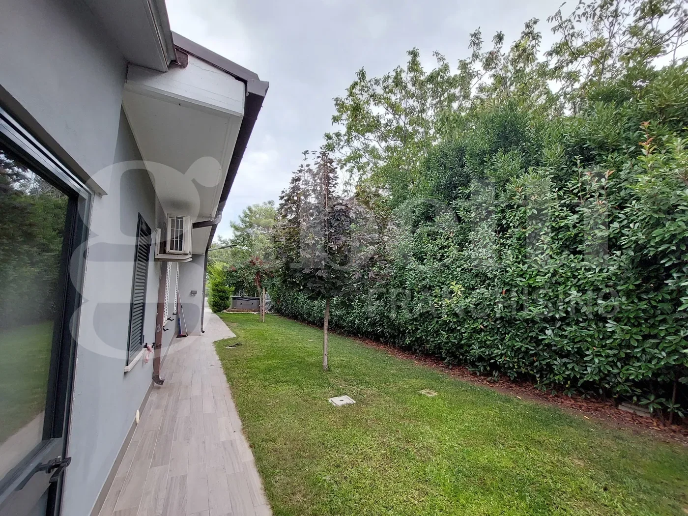 Exterior photo 7
